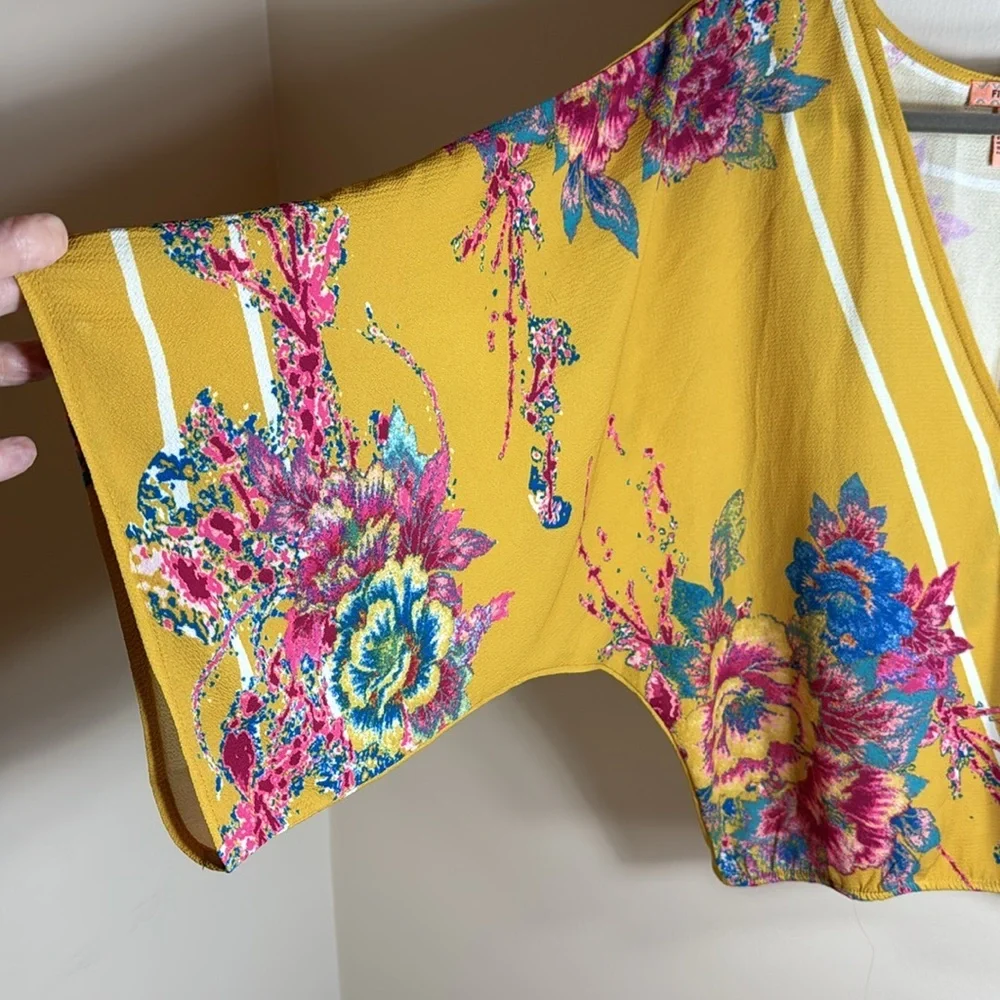 Flying Tomato fun colorful top. Elastic at bottom, flowy sleeve.‎ V neck Size XS